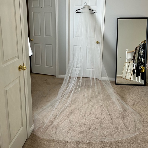 WHITE CLASSIC WEDDING VEIL - Picture 2 of 4